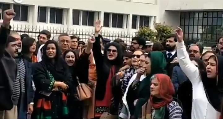 GhoriMuhammed's tweet photo. PPP Senators and MNAs Leaders Outside #NAB headquarter
#WeStandWithPPPLeadership ✌🏻
@BBhuttoZardari @BakhtawarBZ @AseefaBZ @ShahNafisa @SassuiPalijo https://t.co/M7EqYTRXoX
