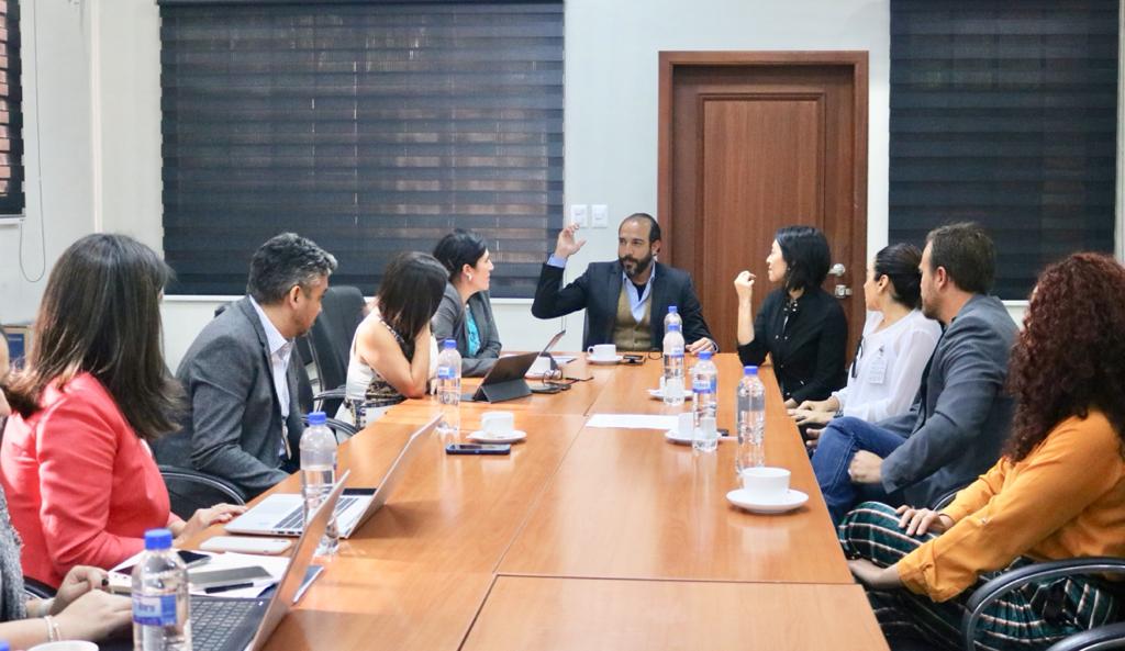 MariaLuisaHayem's tweet image. Junto a @LRodriguez_SV, @MorenaValdezSV y @suecallejas  trabajamos en una hoja de ruta para impulsar la industria del diseño, la cual además de reflejar el gran talento salvadoreño, tiene un alto potencial para generar empleos y dinamizar nuestra economía.
#PlanDespegueEconómico