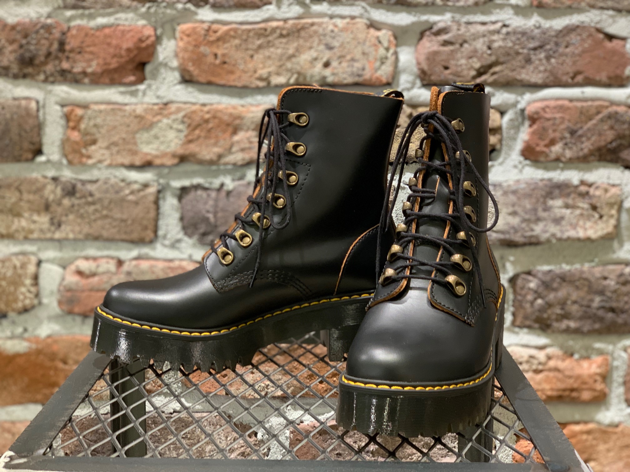 ※最終値下げ※Dr.Martens Leona 7フックブーツ　厚底