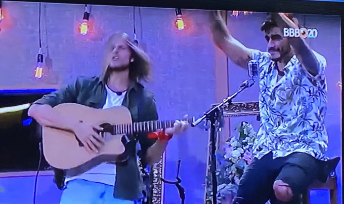 Foi de rasp&atilde;o mas valeu , foi no canto da boca, Voltei no tempo em que eu era seu..   Sofrencia pink<a href="/tag/redebbb"class="tags"><span>#redebbb</span></a><a href="/tag/bbb20"class="tags"><span>#bbb20</span></a>