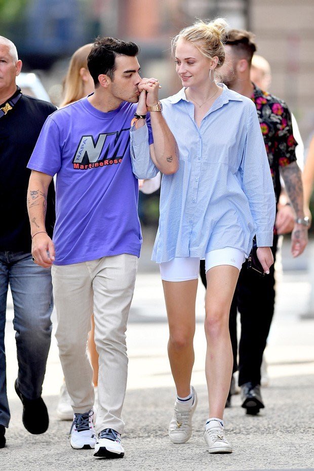 stickwithgirls's tweet photo. #SophieTurner ท้องแล้วจ้า! ล่าสุดหลายแหล่งข่าวคอนเฟิร์มว่าเธอตั้งท้องแรกเป็นที่เรียบร้อยหลังแต่งงานกับ #JoeJonas ไปเมื่อพฤษภาคมปีที่แล้ว เห็นคู่นี้มาตั้งแต่ข่าวเดทกันแรกๆ พอมาถึงจุดที่จะมีลูกด้วยกันแล้วก็รู้สึกแฮปปี้ไปด้วยเลย 🤰🏼💕 https://t.co/l2tFecZIua