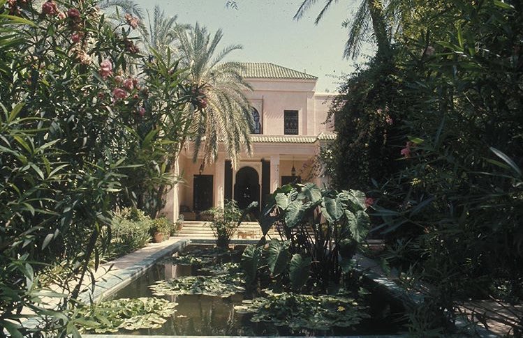 In 1974, Yves Saint Laurent and Pierre Bergé bought Dar Es Saada, “the House of Happiness in Serenity”, in Marrakech. Their friend Bill Willis was entrusted with the interior decoration. It was located near the Jardin Majorelle, which Saint Laurent and Bergé frequently visited