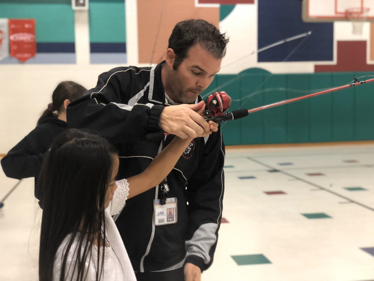 VoyagerPE's tweet photo. The Voyager fishing club is in full effect here @VickeryES We are having fun learning how to cast with accuracy! 🎣 💚💙@LISDWellness2 @Voyager_L_PE leading the way with his killer skills! 💪🏽 🔥 #fishingclub #lisdpe #ilovevickery #physed https://t.co/k9qph9sZBx