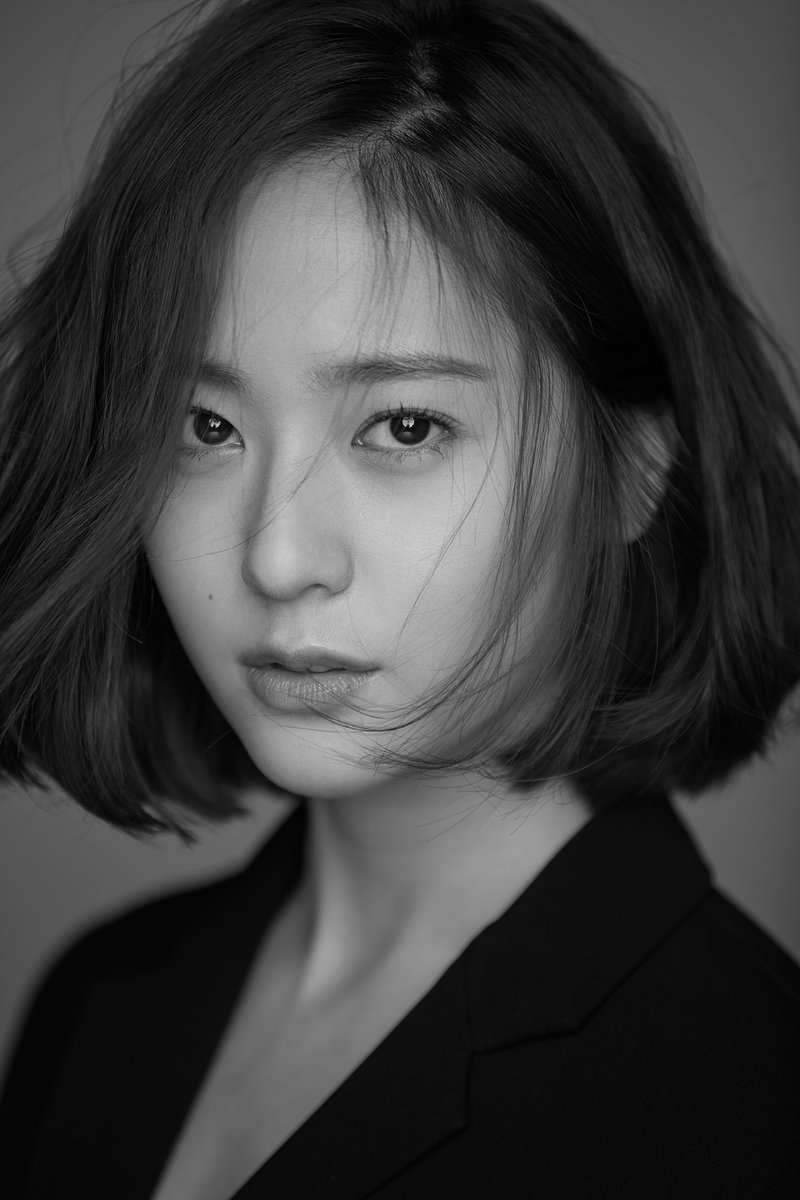 SMTOWNGLOBAL's tweet photo. #JUNGSOOJUNG has been casted as the flawless lieutenant ‘손예림’ in the upcoming OCN military drama ‘#Search’!
Stay tuned for the charismatic charms she will show off as the perfect soldier in the thriller series set in the DMZ!

#정수정 #KRYSTAL #크리스탈 #fx #에프엑스 #써치 https://t.co/yUExMMLaF6