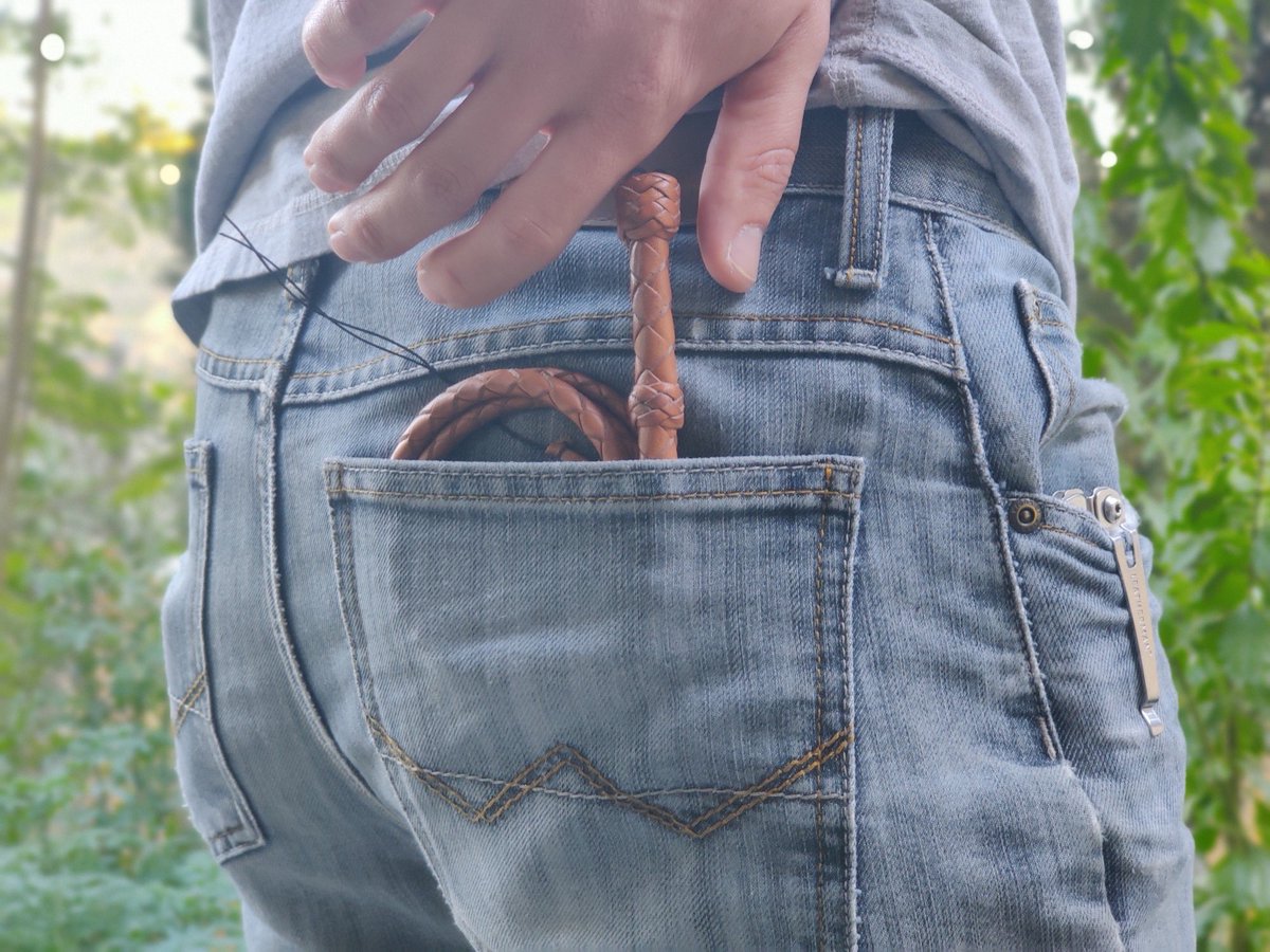 All Little Snappers are on sale now at MidWestWhips.com/miniwhips Learn new tricks on the go and transfer those skills to full size whips. Little Snappers are the perfect whip for practicing any time, any place.
#Whip #Whips #LeatherWhip #LeatherWork  #MiniWhip #EDC #EveryDayCarry