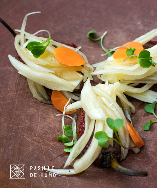 "Suspiros Oaxaqueños" Chile pasilla con relleno de frijol, hoja de aguacate, queso fresco y cebolla encurtida en vinagre de piña. 💕 #CocinaOaxaqueña #Condesa #CDMX