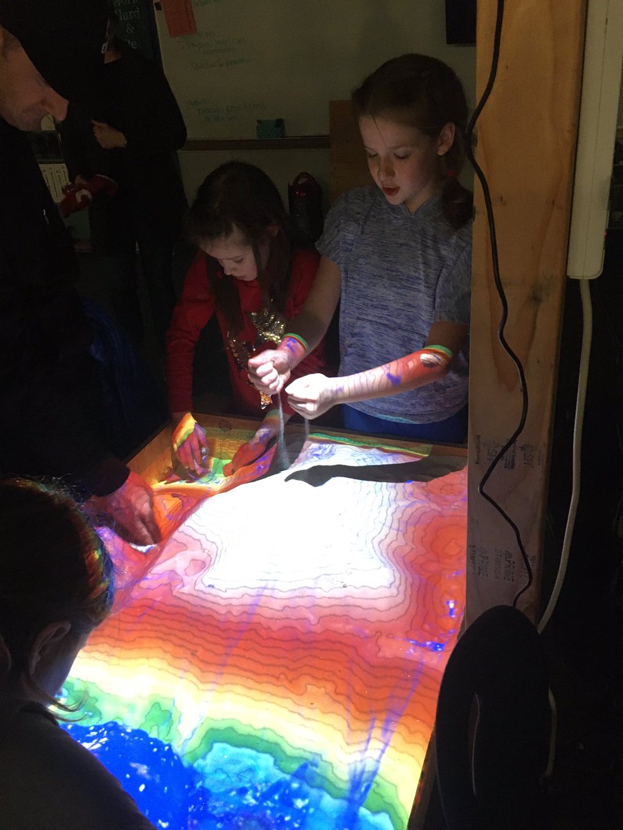 LOSDSTEMToSA's tweet photo. Amazing learning, exploring, and sharing at the Lake Oswego Junior High Maker Faire-Science Night. From scanning electron microscopes to digital sandboxes, fun was had by all. #LOSDlogic @PlazaLOJH1 @LojSailors https://t.co/RJZeSHTimu