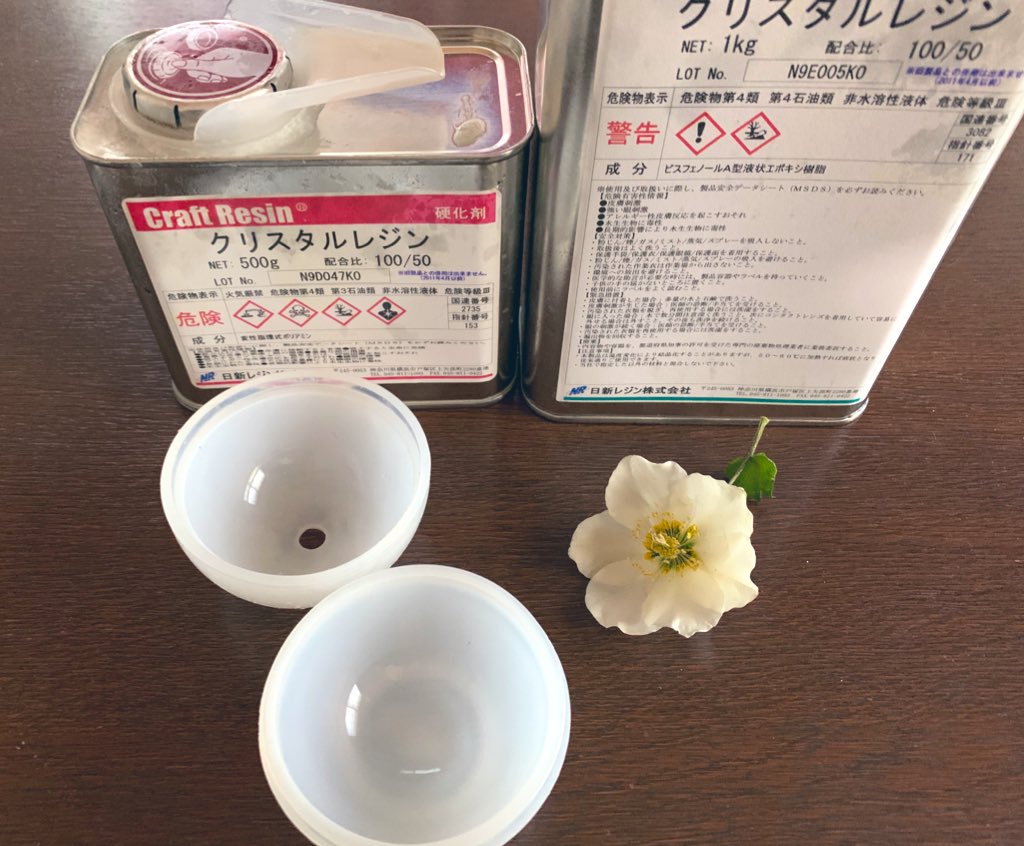 Inori On Twitter クリスタルレジンで作ったその他のペーパーウェイトです 美しいアメリカオニアザミを物凄く痛いトゲを気にせずに愛でることができて幸せでした タンポポの綿毛は100均のガラス容器に入れてレジン を入れたところ 数ヶ月後にガラスが割れてレジン
