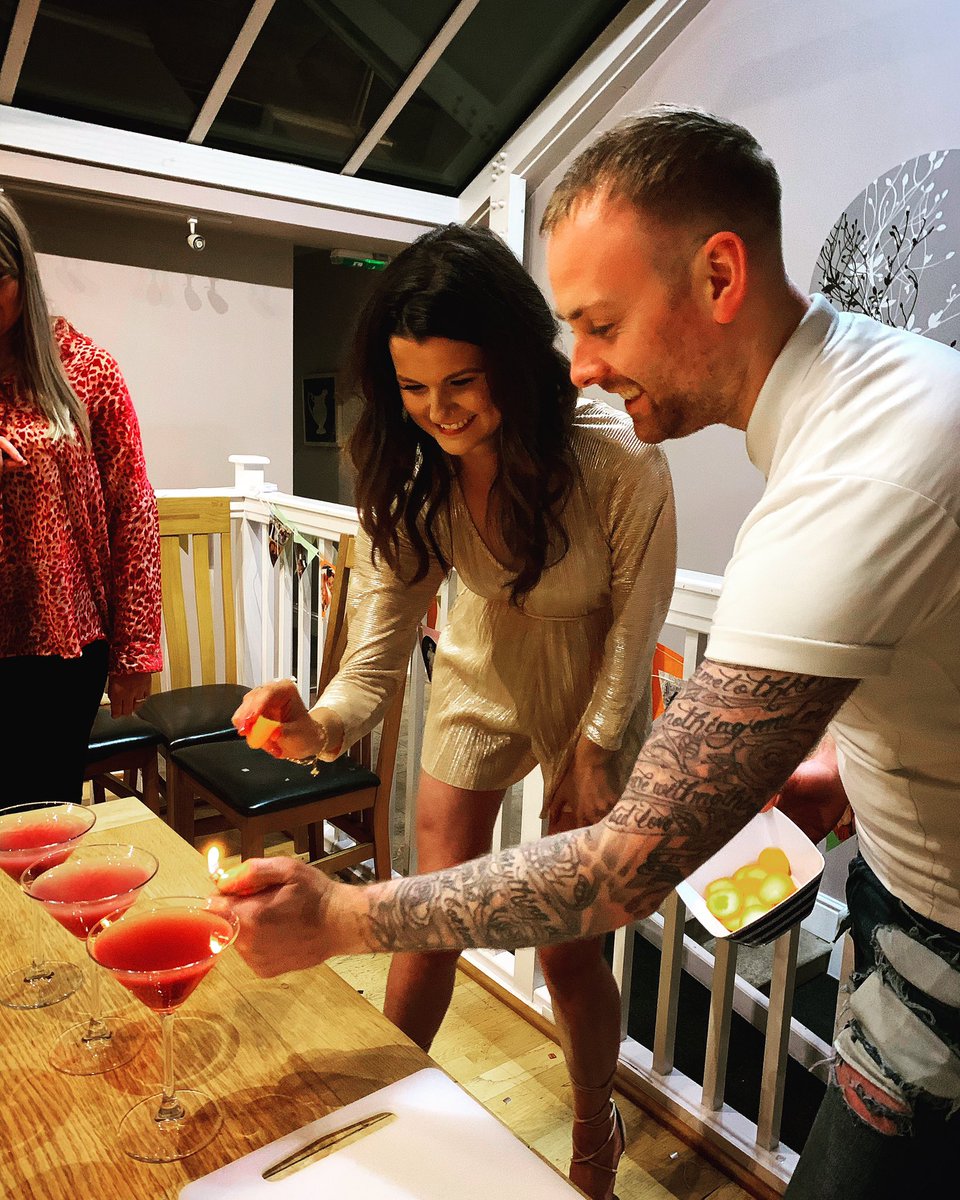 mintcocktailco's tweet photo. Could you handle the pressure!? 🔥 At our cocktail masterclasses you’ll learn how to garnish your drinks correctly, so they don’t just taste good, but smell good too! 💥
•
Limited availability for summer 2020 with only a few weekends still available. Enquire today! ➡️📆 https://t.co/FltwYkcLeu