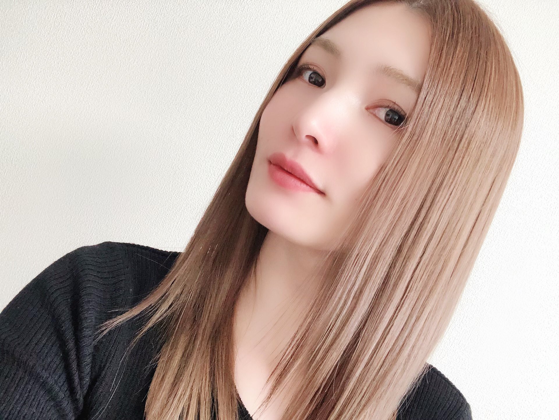 有美 挙式前だから暗めにしようかと思ったけど ウェディング雑誌見てたら明るいのも可愛いじゃん ってなって明るめカラーにしちゃった 髪もリファのヘアドライヤー ヘアアイロンのおかげでツヤツヤストレート ヘアカラー ハイトーン T