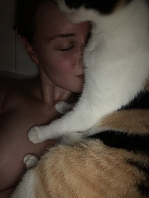 Sooo I&rsquo;m in the bath and Ellie just steps into my chest and sits there. Out of the water, but omg she