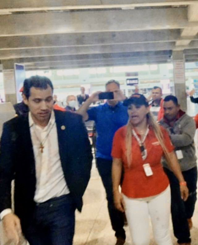 1/3 “Coronel “ ejército Rafael Antonio Franco Quintero, quien opera como el director del seguridad del Aeropuerto Internacional Simón Bolívar en Maiquetía, estado Vargas.  Fue quien permitió a la funcionara chavista, Dubraska Padrón, supuesta “coordinadora política de Conviasa”,