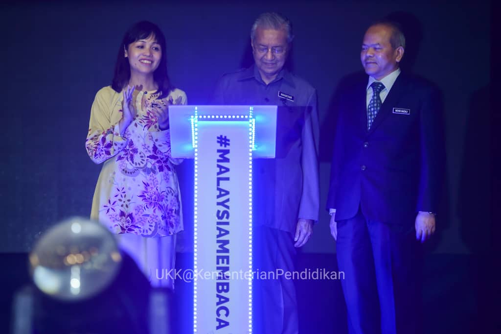 Perdana Menteri Tun Dr Mahathir Mohamad yang juga Pemangku Menteri Pendidikan hari ini melancarkan Dekad Membaca Kebangsaan (DMK), yang merupakan inisiatif kerajaan dalam usaha meningkatkan keberhasilan pembacaan rakyat di negara ini.