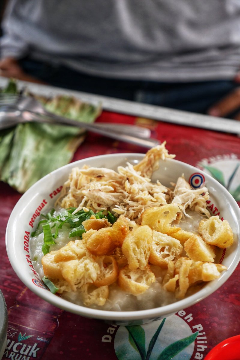 Sarapan yg cocok kalau kamu abis nyampe Jogja pagi2 di Stasiun Tugu. Mereka buka dr jm 6
Nama warungnya Mie Bandung 59, jualannya Yamie, Bubur Ayam, Lomie Kangkung, Mie Kocok sampai Basi Cuanki

Om Tantenya dr Bandung, logat sundanya ketara bgt, mereka jg baek pol!