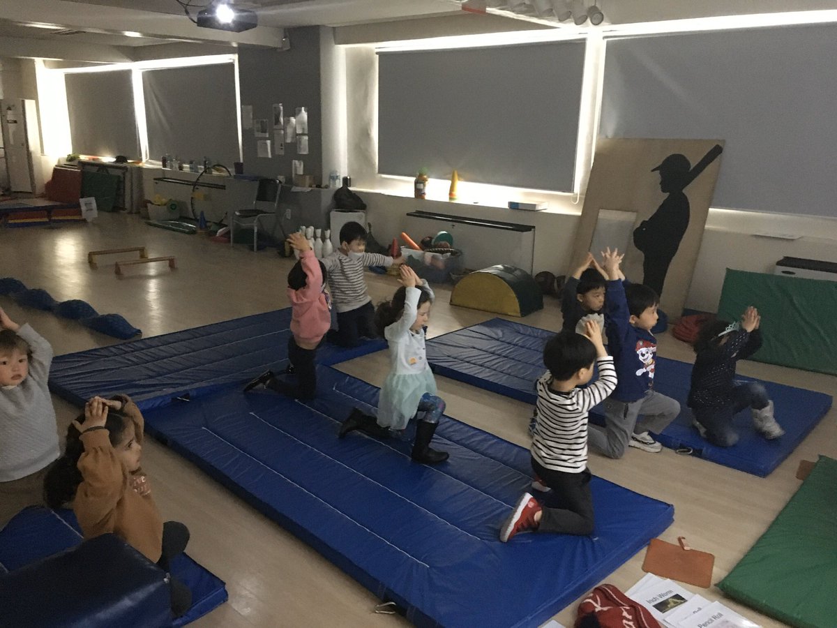 The PK/JK’s enhancing their strength, coordination, flexibility, and body awareness through #yoga all while having an absolute blast. These kiddos are constantly putting a smile on my face. @MsRaMac @thesultanofsing @kispride @KIS_SeoulCampus