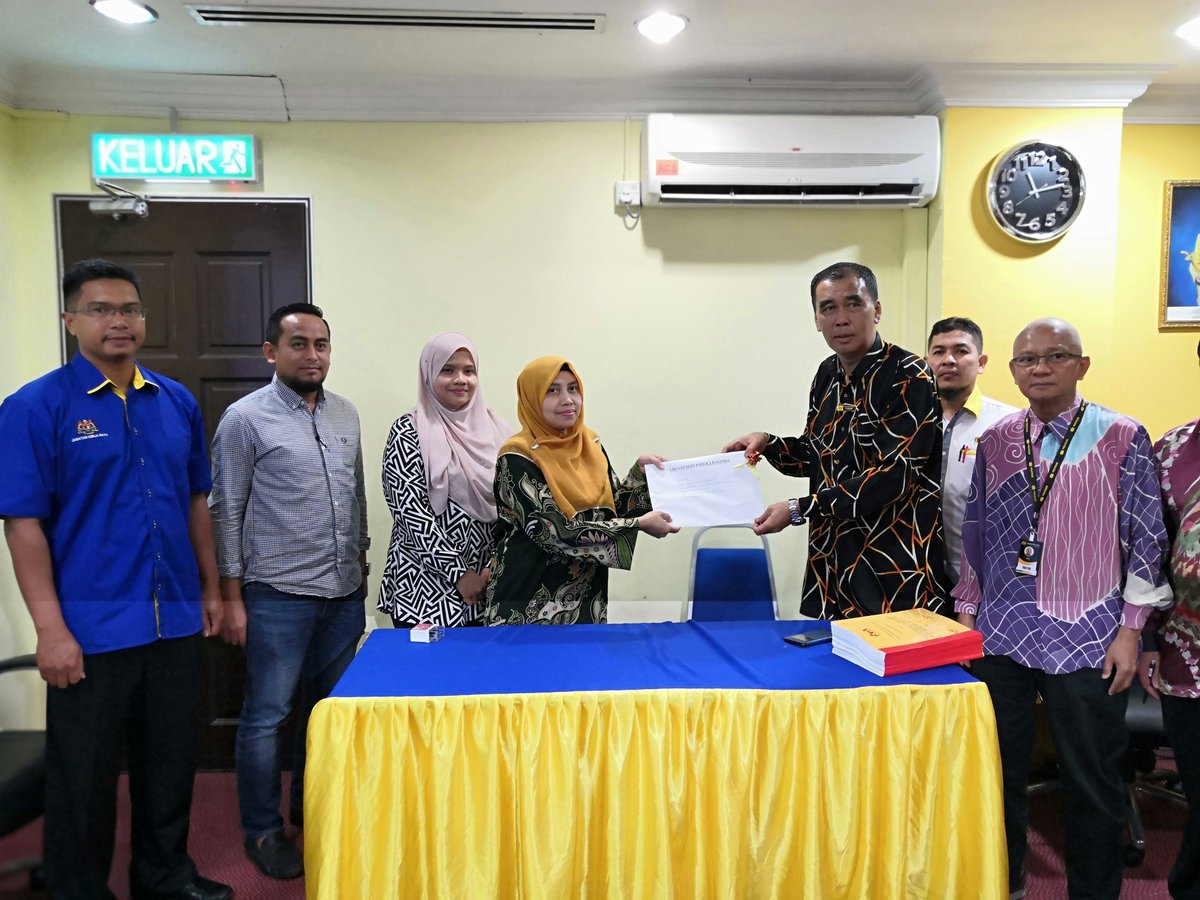 Majlis menandatangani Surat Setuju Terima &amp; Dokumen Kontrak (2 in 1) bagi projek Pembinaan Rumah Warden Dan Naiktaraf Dewan Makan Di SMK Dato' Awang Jabar di sempurnakan Tuan Pengarah <a href="/yusufghani200/">تذكرة</a>. 
<a href="/JKRTerengganu/">JKR Terengganu</a> <a href="/NaimudinNor/">NorAnizaNaimudin</a> <a href="/JKRCKUB/">Cawangan Kontrak & Ukur Bahan</a> <a href="/JKRPendidikan/">Bhg Pendidikan JKR Trg</a>