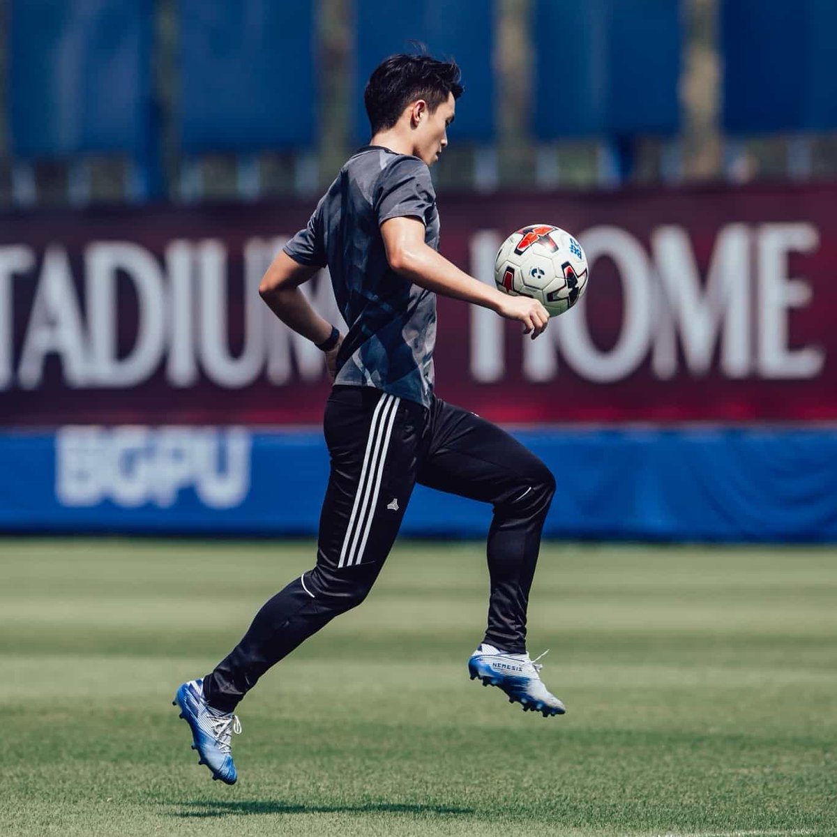 FootballAri's tweet image. แอคชั่นสวยๆของ &quot;เจ้าอินซ์&quot; เชาว์วัฒน์ วีรชาติ
กับรองเท้าสายคล่องแคล่ว #Nemeziz19 #Mutator
Buy Now ➡️ arifootball.store/AdidasBoots
#arifootball