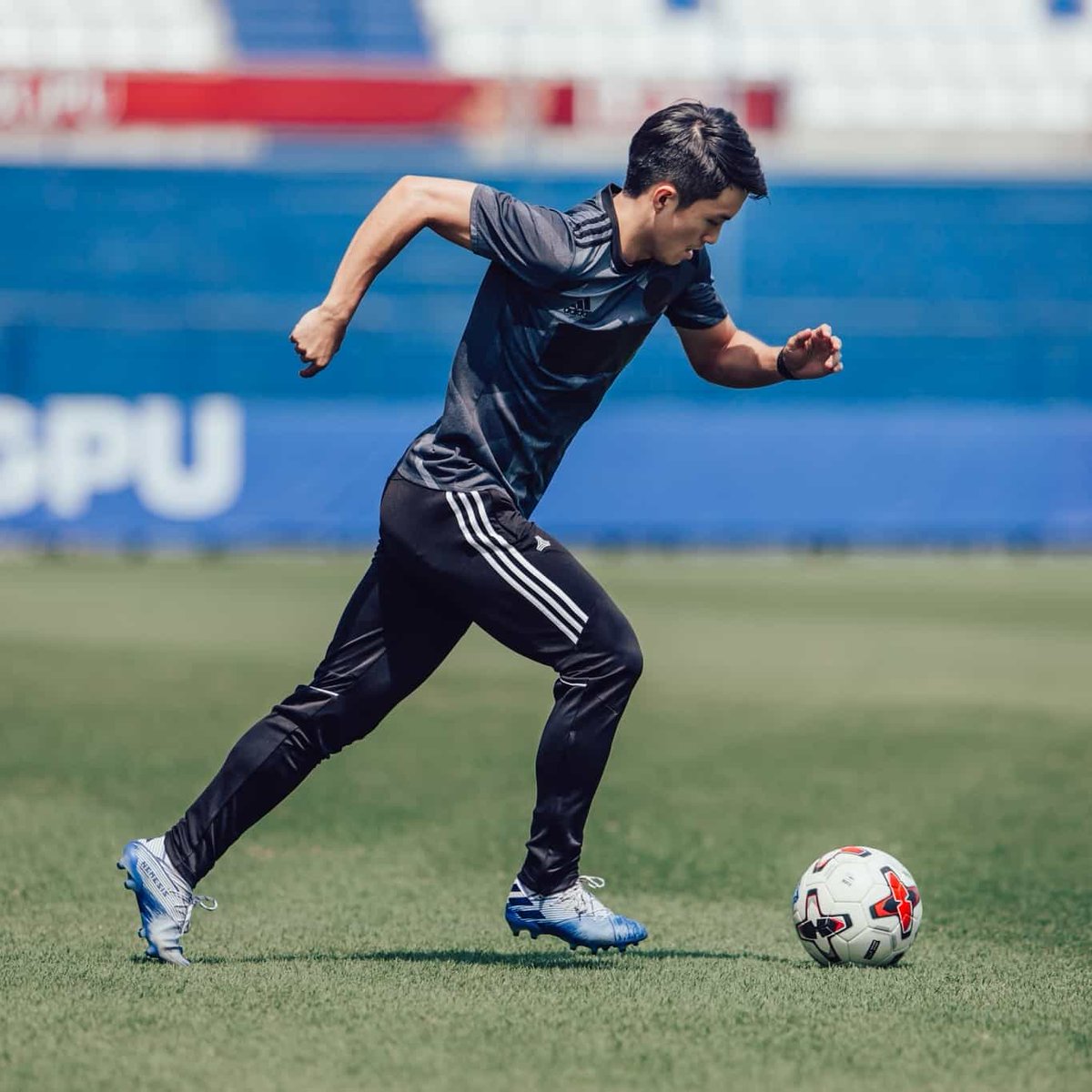 FootballAri's tweet image. แอคชั่นสวยๆของ &quot;เจ้าอินซ์&quot; เชาว์วัฒน์ วีรชาติ
กับรองเท้าสายคล่องแคล่ว #Nemeziz19 #Mutator
Buy Now ➡️ arifootball.store/AdidasBoots
#arifootball