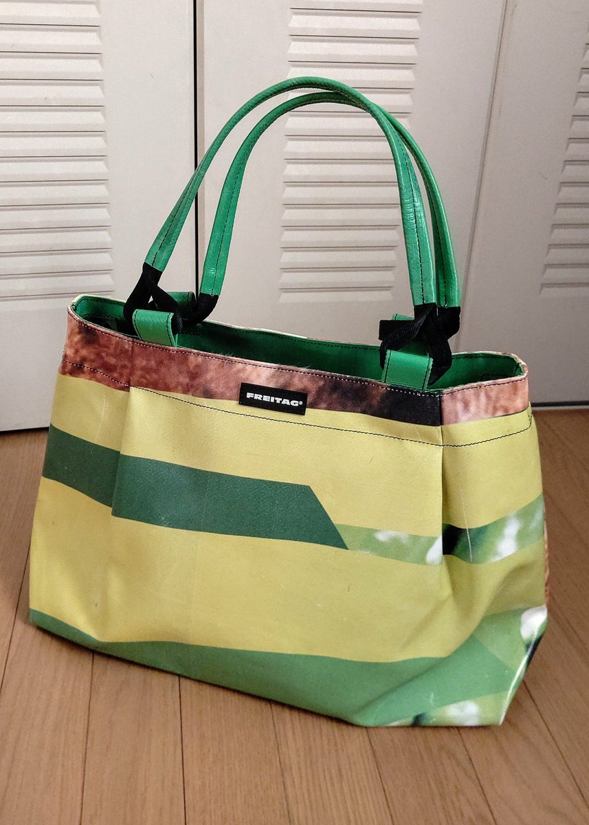 senang_2's tweet photo. SALLYが届いた!今回オンラインでの初ショッピング。気になってずっとUPSチェックしていました。スイスからドイツ、中国といろいろ旅して無事到着☺️たっぷり入るし、肩に掛けやすくて便利そう!
#ftg #freitag #フライターグ #SALLY #F551 https://t.co/OdqRVCNWa4
