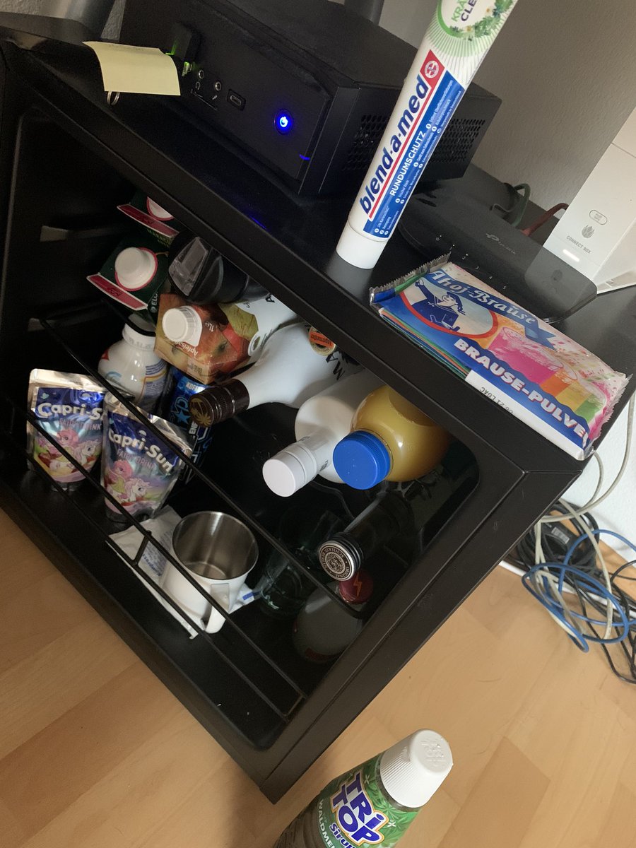 Justmessin7's tweet image. Die Jägermeister bitte nicht haten, die ist schüchtern. Freu mich auf euch morgen 🥃⚡️ 18 Uhr is Anpfiff #Drunkstream