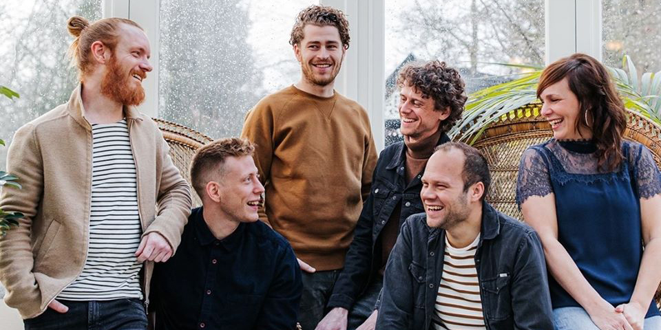 In #Backstage vertelden Freek en Liesbeth van <a href="/BandLev/">LEV</a> over het lied ‘Ik geloof’ van hun nieuwe CD. "Het lied beschrijft heel mooi dat ik twijfelend onderweg ben met God, met alle vragen die ik heb."

👉 Luister het gesprek: grootnieuwsradio.nl/muziek/liesbet…