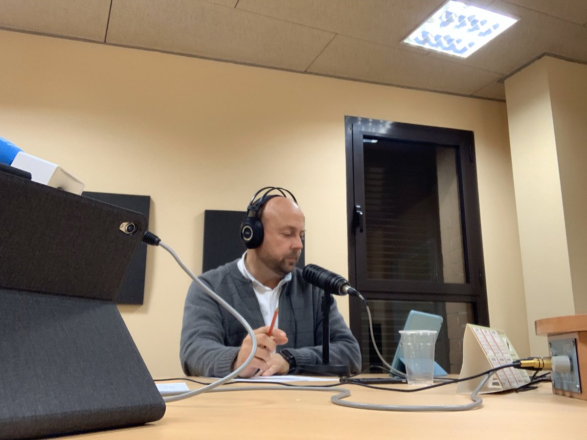 pas0_radio's tweet photo. Feliç dia Mundial de la ràdio 🎙

En Francesc Vázquez i en @lluisescudero ja preparen el pròxim programa #PasZero41 

#DiaDeLaRadio #DiaMundialDeLaRàdio https://t.co/FezzJaBXsg