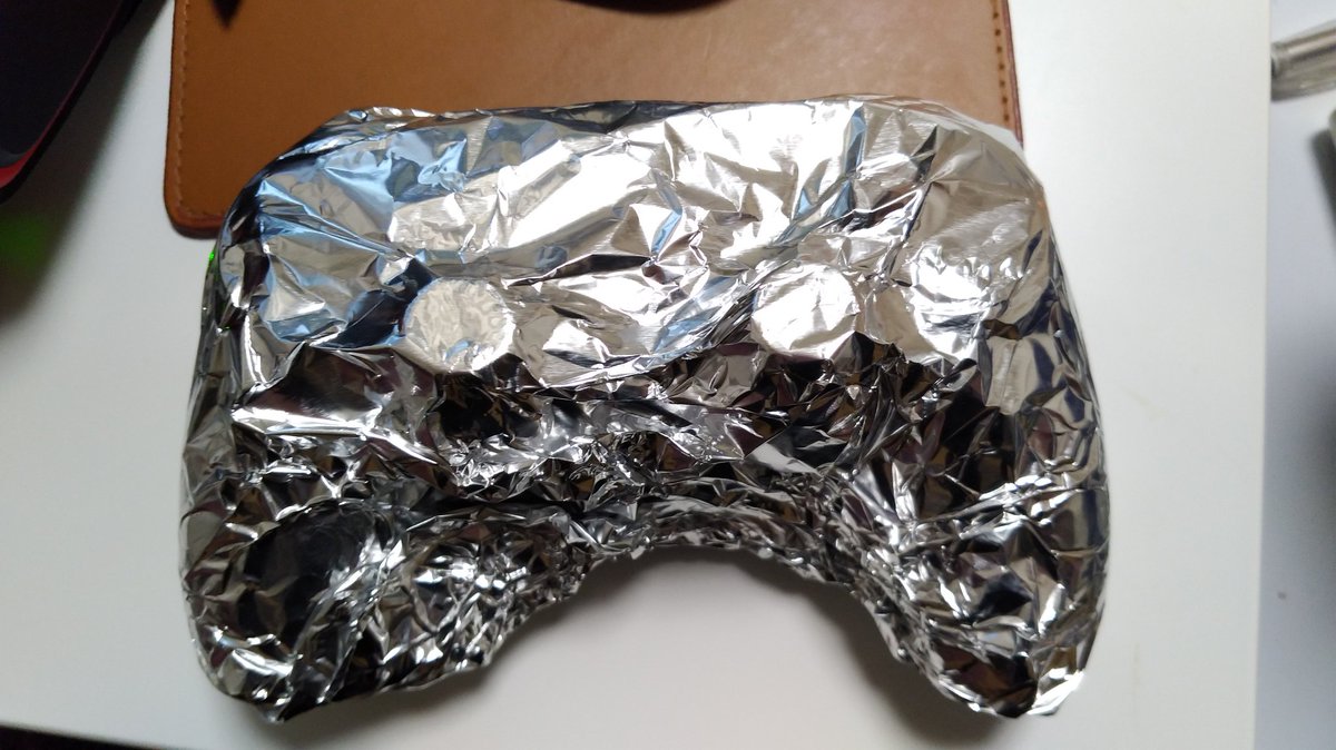 故障して 家のどこからでも電源をつけてくる Ps4のコントローラー やむを得ず取った対策の絵面が強い ガラモンの制御装置 真夏の方程式でみた Togetter 故障して 家のどこからでも電源をつけてくる Ps4のコントローラー やむを得ず取った対策の絵面が強い ガラモンの制御装置 真夏の方程式でみた Togetter