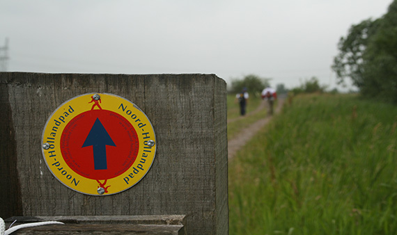 De Wierdijk beschermde het eiland Wieringen eeuwenlang tegen de Zuiderzee. De enige nog bestaande wierdijk in Noord-Holland ligt in de gemeente Hollands Kroon. Op dit provinciale #monument mag je wandelen en fietsen: bit.ly/3bwcuJI #erfgoedvandemaand