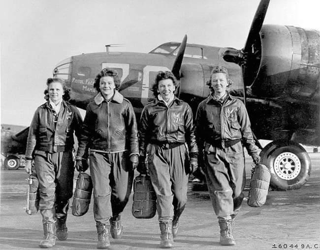 brokair's tweet photo. Foto de 1944 en la que cuatro mujeres pilotos salen de su avión, el Pistol-Packin Mama. ¡Nos encanta! 😍

#brokair #aircraftmaintenance #aviationacademy #academiaaviacion  #aviationtraining #pilot #piloto #fly #volar #mujeres #pistolpackinmama #historiaaviacion https://t.co/Co3HvfF2uG