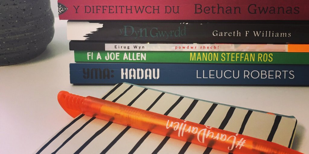 Wythnos tan ddyddiad cau cystadleuaeth <a href="/CyfeillionCLlC/">Cyfeillion CLlC</a>!

Gofynion: Penodau cyntaf nofel i oedolion ifanc a synopsis o weddill y nofel.

Beirniad: Meinir Pierce Jones, Robat Arwyn a Gwawr Maelor

Dyddiad cau: 20.02.2020

Gwobr: £1000

Manylion yn llawn: cllc.org.uk/newyddion-news…