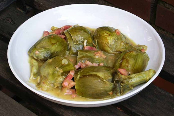 gumendi's tweet photo. La alcachofa es maravillosa, se pueden cocinar exquisitos platos con ella. En esta época del año, con el frio, la delicada piel de la alcachofa puede oscurecer y ofrecer un aspecto más feo. Que no nos pueda “la vista”; consumamos nuestro producto estrella, LA ALCAHOFA DE NAVARRA. https://t.co/xFaCNsOBcg