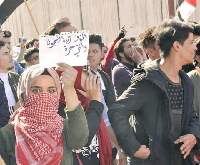 هواي نتقدو بنات التحرير او يكولون  اني مارضه اختي تطلع بين الشباب او مارضه يصورهة احد او...
حبيبي اذا اختك شريفه او مربيهة خوش تربيه لا تخاف لو تحطهة بين الف زلمه محد يكدر يوصل الهة بس معه حترامي الكم اذا اختك مو خوش بنيه او ممربايه عدل هاي صوجك مو صوج ساحة التحرير
#بناتك_ياوطن