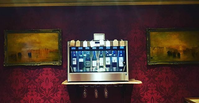CheskaBennett's tweet photo. Walk towards the light.....🍷 #winestagram #wineofinstagram #winelovers #winewinewine https://t.co/ScyeU0psnF https://t.co/4yuXqSe4lN