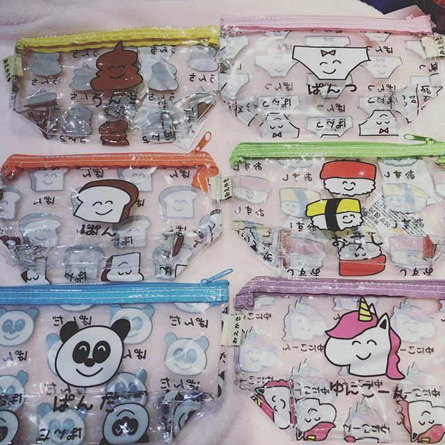 ヴィレッジヴァンガード秋田オーパ 大人気シリーズのオクタニさんからクリアポーチ出ました 何とも言えないこのゆるかわなイラストでクリアだから中も見えるし汚れにくい オクタニコーポレーション クリアポーチ 秋田オーパ4f