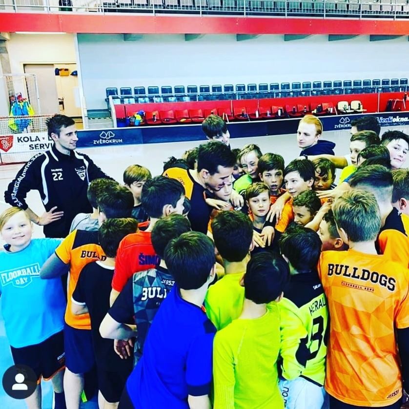 KidMove1's tweet photo. Together to the top! Patrons encouraging Bulldogs' young athletes #kidmove #bulldogsbrno #sport_muni #goodcoachingpractice #athletecentered https://t.co/QCVUGJSzEZ