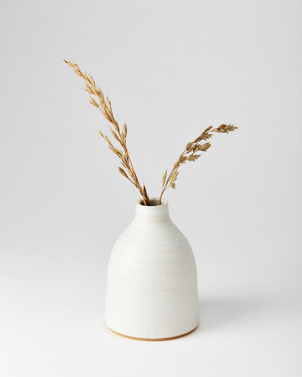 Our Eva Snow Bud Vase handmade by the talented <a href="/TonevonKrogh/">Tonevk Ceramics</a> | I’m loving the dried foliage to add the final touch. Find this beauty on our website. room356.co.uk/product/eva-bu…
Photography by <a href="/stilllifelaura/">Laura Hutchinson</a>