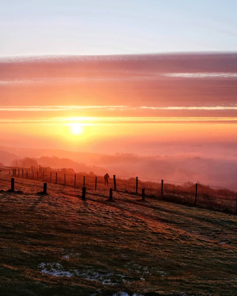 Stunning photo capturing the sunrise over Brading downs ☀️ 

Where's your Island Happy Place?

📷 randomherophotos
📍 Brading Downs, #IsleOfWight