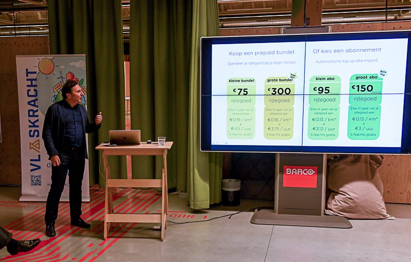 DavidCatry's tweet photo. gisterenavond infosessie van @vlaskracht in Kortrijk over @Ecopower_BE , deelauto's van @PartagoMob via @coopstroom en de reeds gerealiseerde zonneprojecten in het @leiedal. Mooi werk ! #beauvent @rescoopv https://t.co/eQqfYznW9a https://t.co/9sghT5qFoM