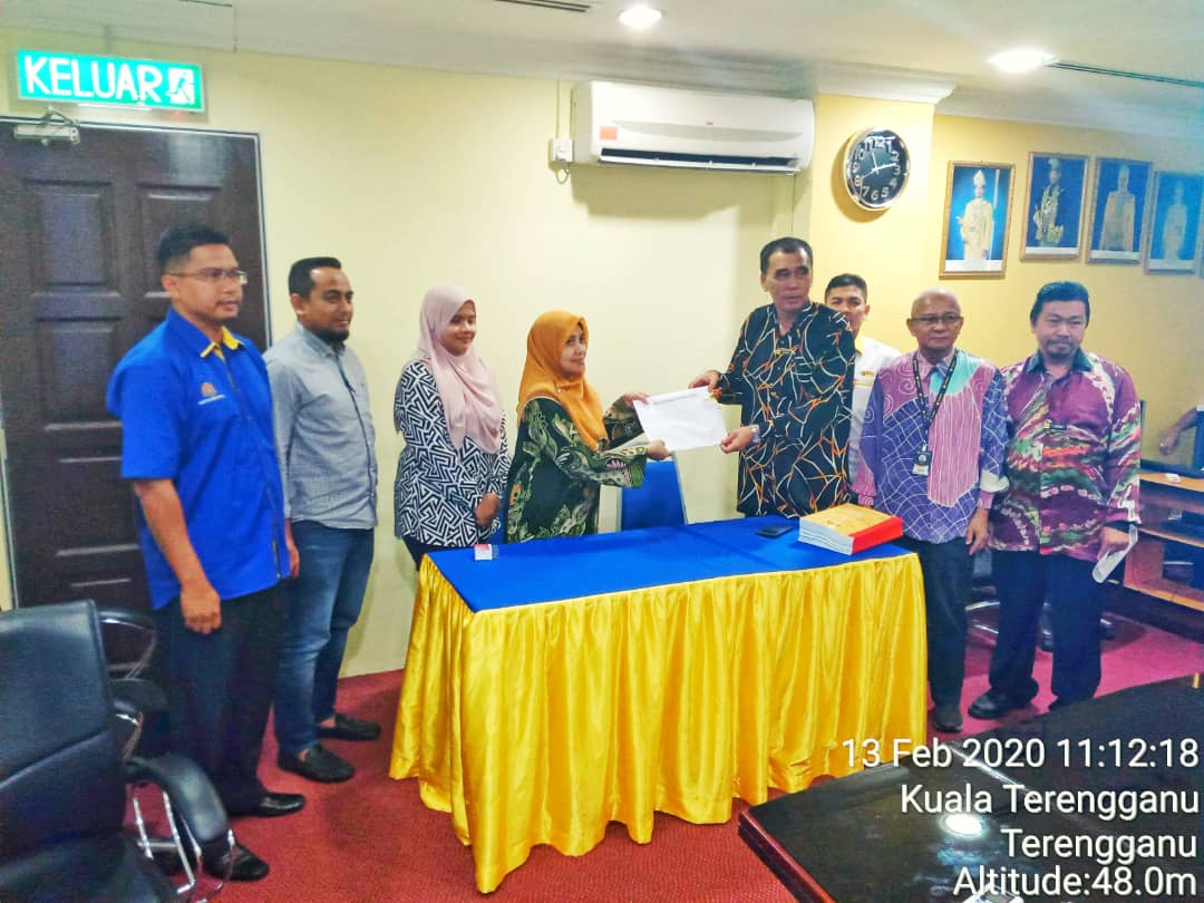 BPP2CKP's tweet photo. Penyerahan SST dan tandatangan dokumen kontrak Pembangunan 2 Unit Rumah Warden Dan Naik Taraf Dewan Makan Termasuk Peralatan Serta Tempat Memasak Dan Lain-lain Di Asrama SMK Dato' Awang Jabar, Marang, Terengganu.
@CKP_JKR 
@JKRTerengganu 
@JKRPendidikan 
@wmohammad69 https://t.co/AqnogxMz0T