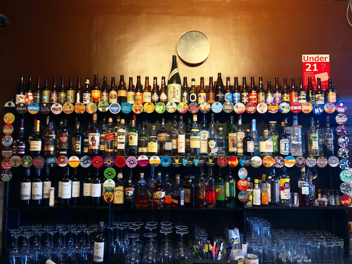 Look at that amazing top row of badges! (Among other friends) Down at @thebedfordtavern 🥳🍻 #craftbeer #beerbadge #asolidcollection