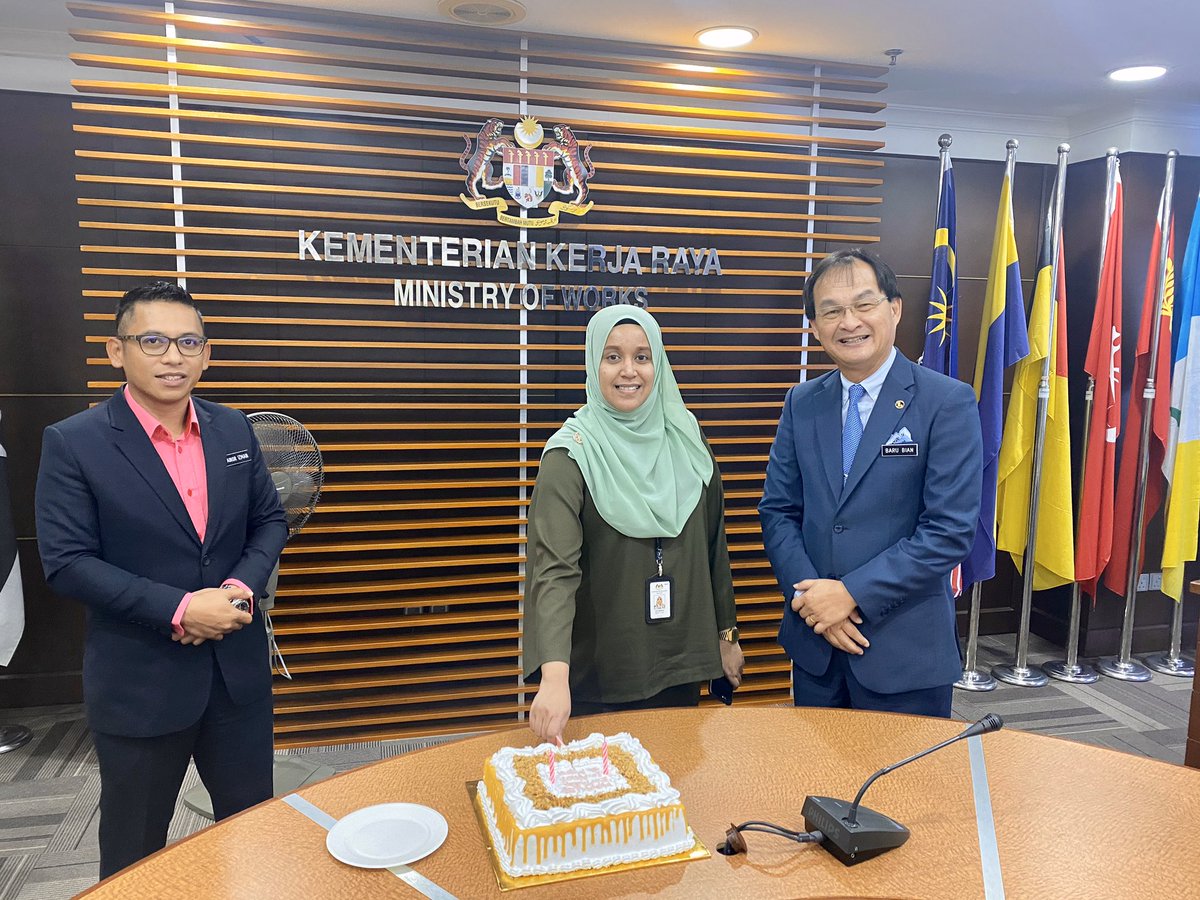 Hari ini kita meraikan sambutan hari lahir Pegawai Khas Teknikal saya, Ir Ainor Izman serta Pembantu Operasi Pejabat Menteri, Puan Shamira. God bless both of you.