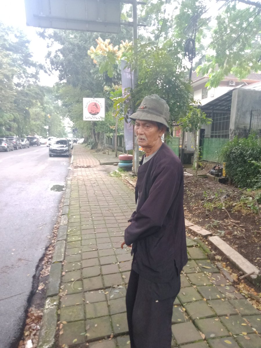 Punten wargi bandung, bisi ada yang liat bapa ini dan kebetulan lagi ada uang berenti dulu we, beliau jualan kaktus murah cuma 15 aja dr pagi sampe jam segini belum ada yang laku. Beliau start dari ciwastra biasanya keliling sampe dipatiukur kadang ke cimanuk juga nuhun lur