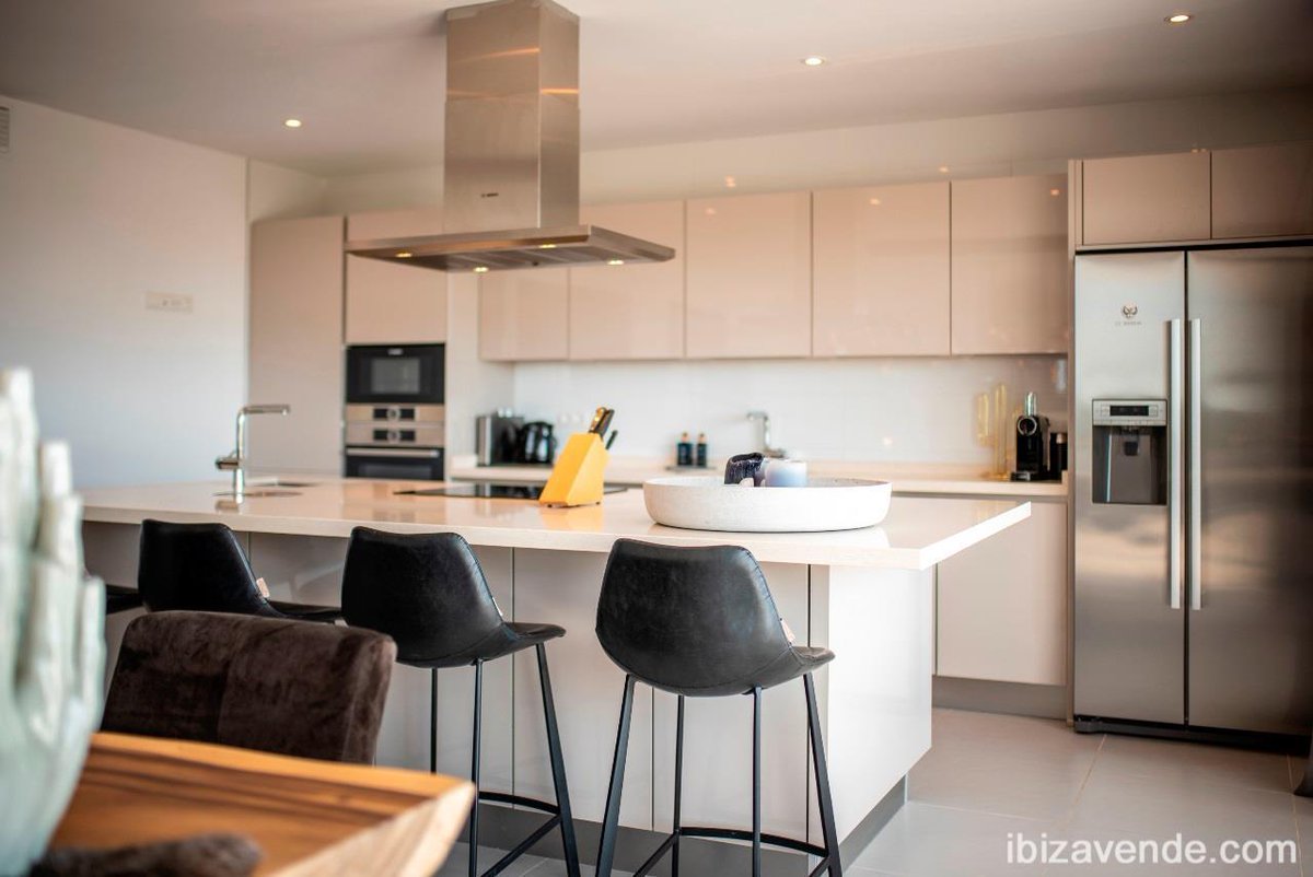 SpainHouses_net's tweet photo. #Houseoftheweek: Located on the island of Ibiza, a dream place to live, surrounded by relaxation and Mediterranean style in a beautiful and modern attic, spectacular views of the old town and the sea.

>> A dream penthouse in Santa Eulalia del Río (Ibiza) https://t.co/cyuyELvARh https://t.co/PWv1Lz5Ye8