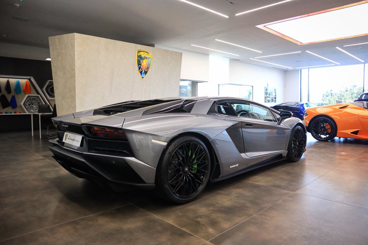 The Aventador S displays unmistakable Lamborghini DNA, while strengthening its mix of dynamics, refinement and aggressiveness by means of sharp lines.

#Lamborghini #Selezione #AventadorS #V12 #Supercar #Luxury #LamborghiniBristol