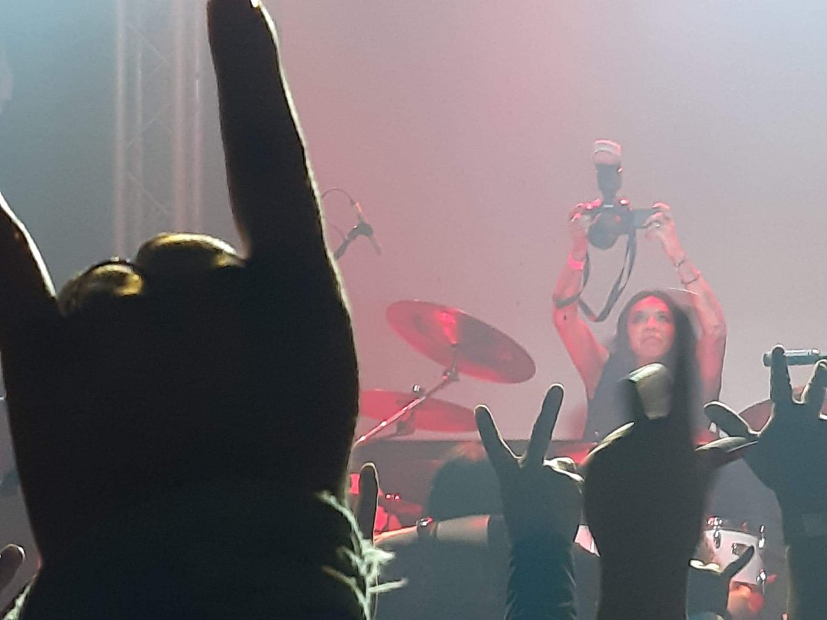 EKOSmx's tweet image. La gran @Taniaphoto3 en acción en la presentación de #Instinto 3er album de @EKOSmx   #TuVozTuRock