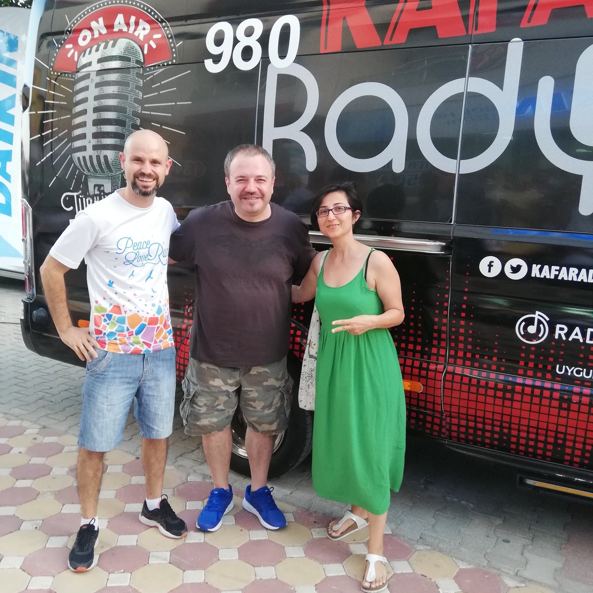 fundaportakal's tweet photo. Daha yakın bir okula tayinim çıkmadığında" çıksaydı sabahları nihat'ı dinleyemezdim "diyerek kendimi teselli ediyorum #KafaRadyo1Yaşında https://t.co/eR5COnf49J