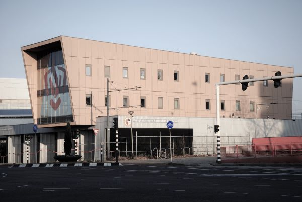 De brandweer in Schiedam is uitgerukt voor een gebouwbrand aan de Rotterdamsedijk in Schiedam. . @kaz0431.