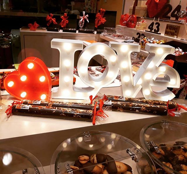 Esteu enamorats? ❤❤❤ #dijousgras
#merengues #cocallardons
#bondia des de la bomboneria!
...
#carnestoltes #tradicions @carnestoltesvalls
ift.tt/2sEvbcD
calestaronges.com

#pastís #pastisseria #love #xocolateria #bomboneria #regals #melm… ift.tt/2HlPkbe