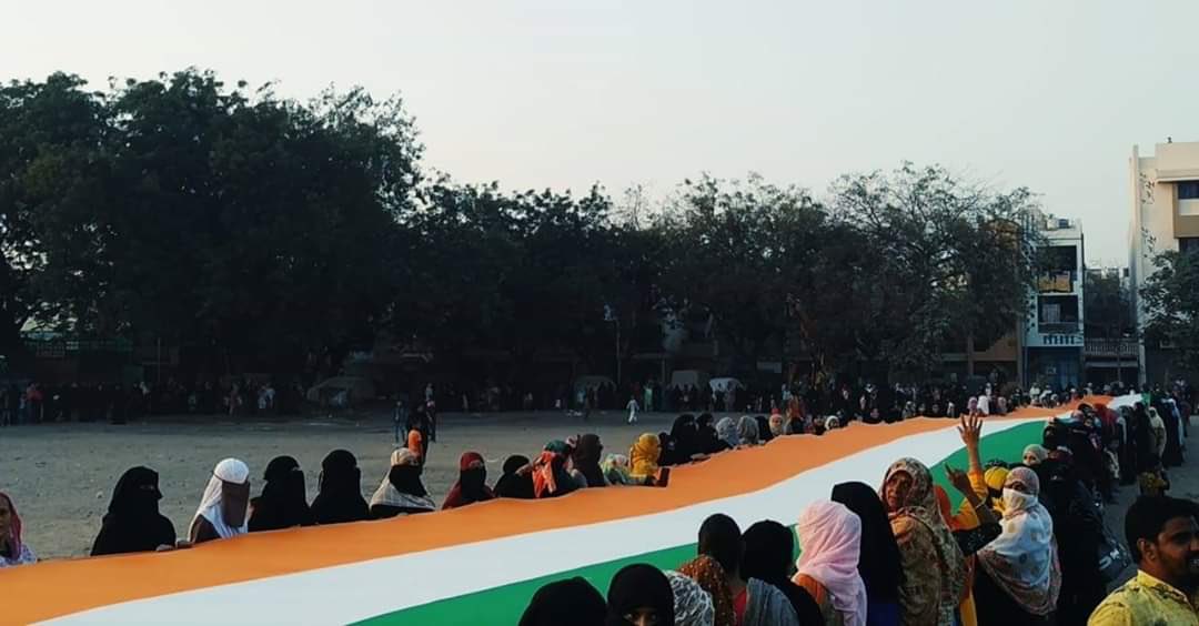GujAgainstCAA's tweet photo. Women at Ahmedabad’s Shaheen Bagh at Morarji Chowk formed a human chain in solidarity with students of Jamia Milia Islamia and Gargi College and condemned police brutality by showing up in number of thousands!
#standwithjamia  #ShaheenBagh #IndiaAgainstCAA_NPR_NRC #GargiCollege https://t.co/zzeNB1u3Vs
