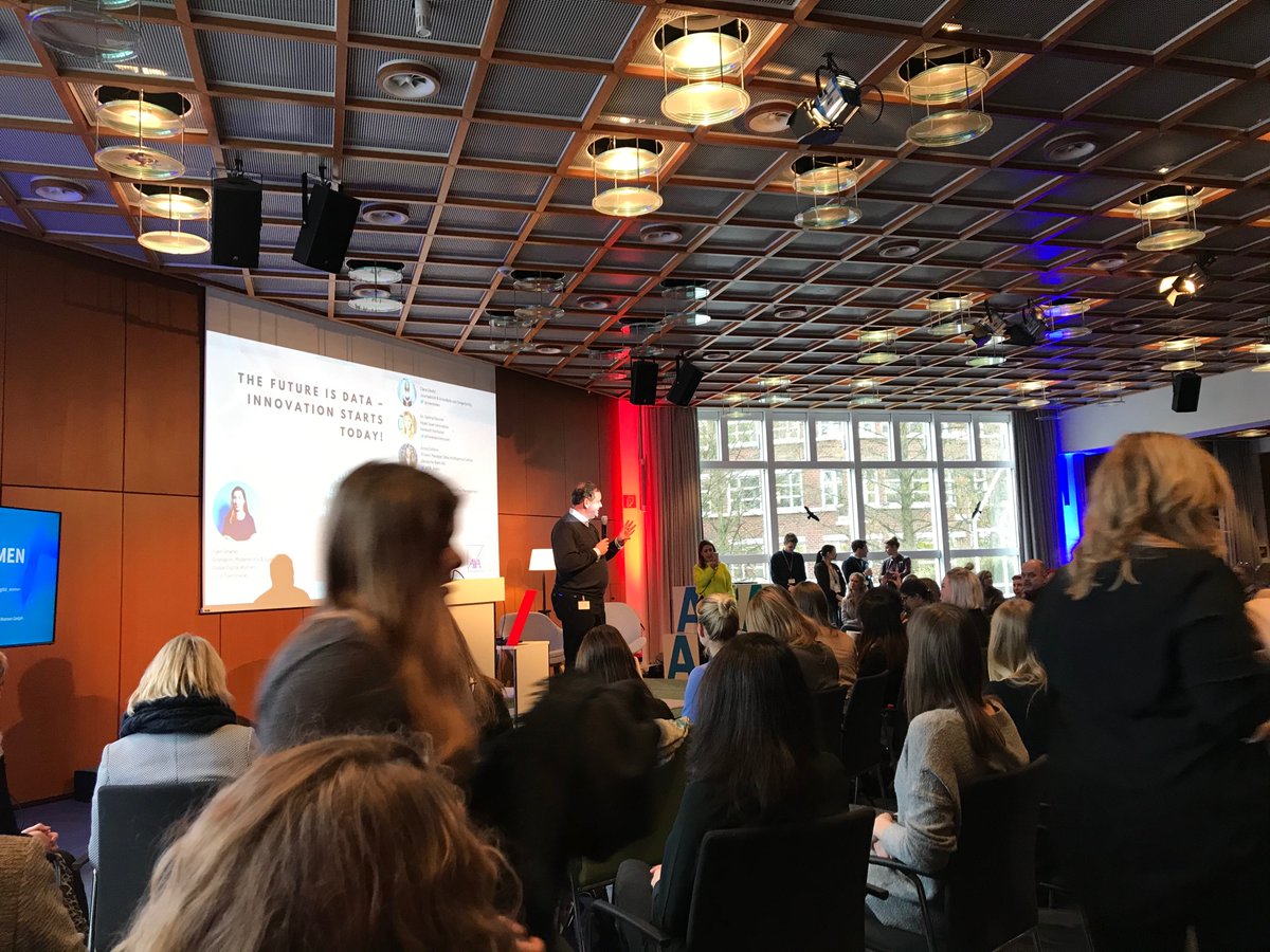 FrauWandt's tweet photo. Heute gibt er ordentlich #datamanagement beim entspannten Vormittagsevent von @gd_women mit der großartigen @TijenOnaran in Köln bei #axa. #innovationausprinzip #gdwxaxa #gdwinnrw https://t.co/y1EdLKX1A3